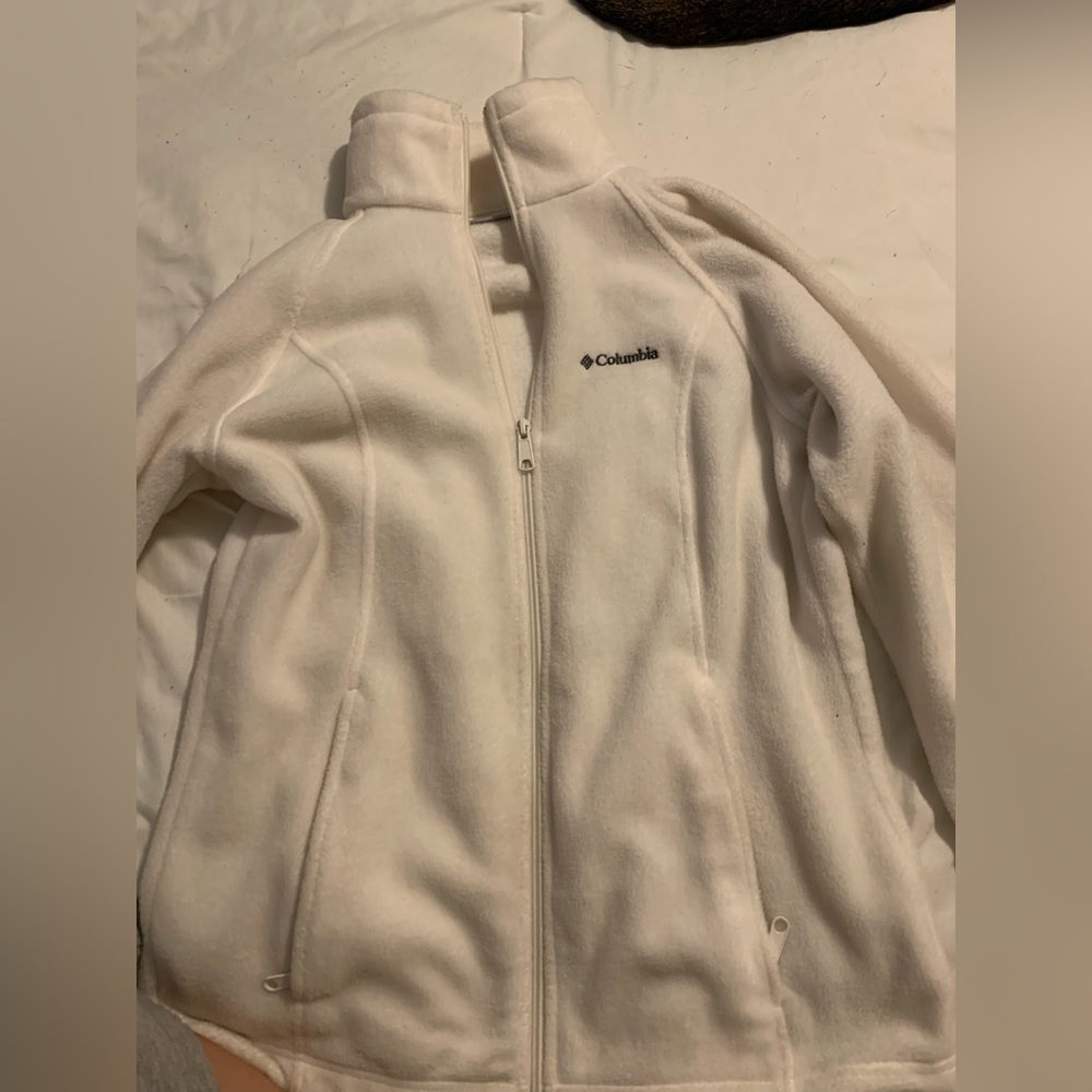 white zip up columbia jacket, size S